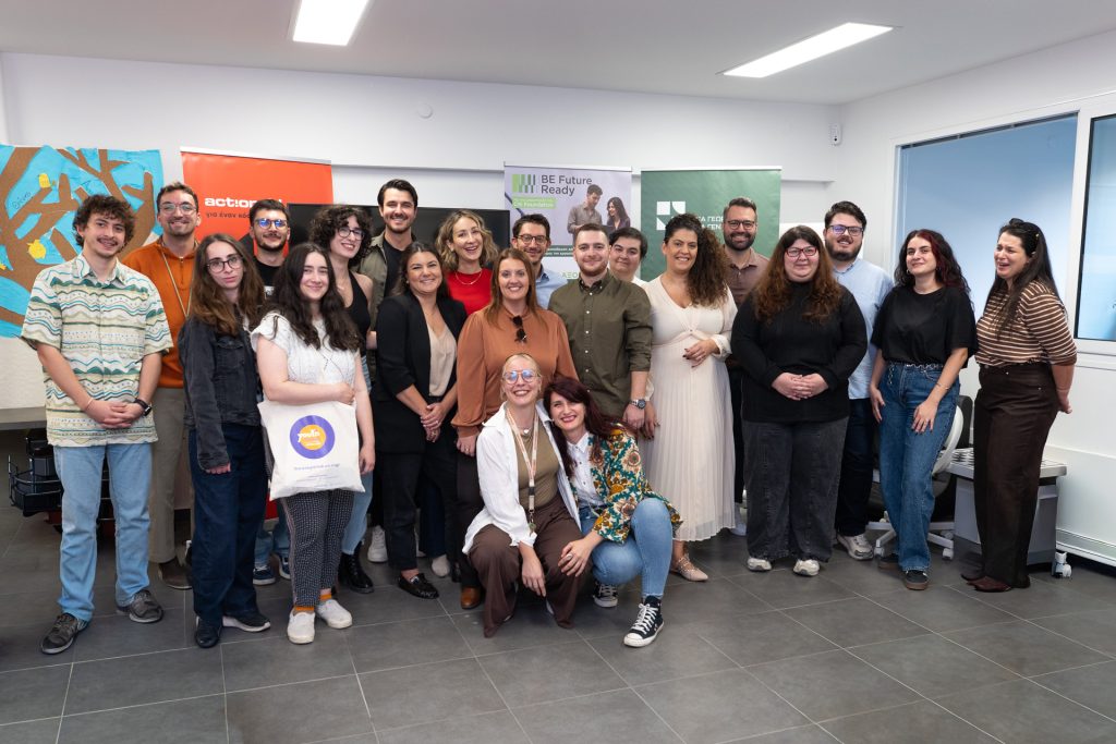 Ομαδική φωτογραφία με όλα τα συμμετέχοντα άτομα και τους συντονιστές/ριες