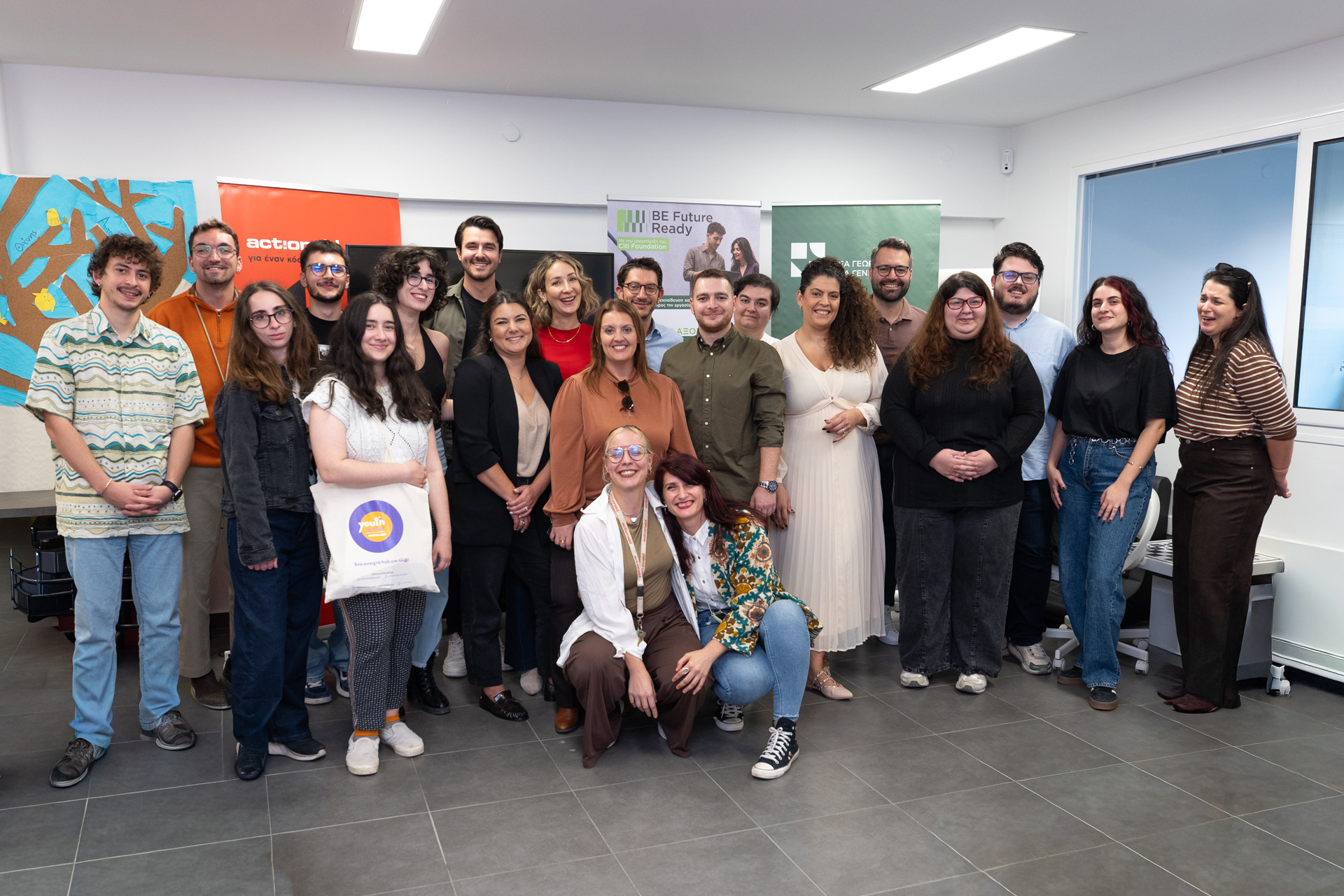 Ομαδική φωτογραφία με όλα τα συμμετέχοντα άτομα και τους συντονιστές/ριες